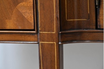 中古　高級品　マホガニー材　ヒッコリーチェア(HICKORY CHAIR)　優雅な象嵌が印象的なサイドボード　定価約94万円　(R-083592)
