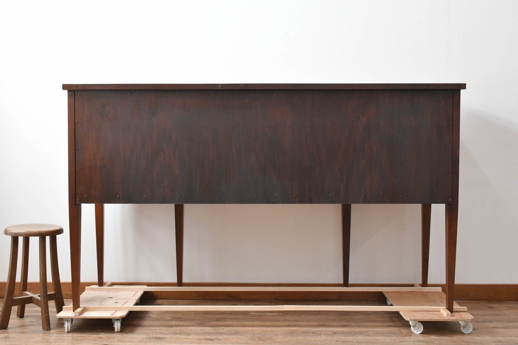 中古　高級品　マホガニー材　ヒッコリーチェア(HICKORY CHAIR)　優雅な象嵌が印象的なサイドボード　定価約94万円　(R-083592)