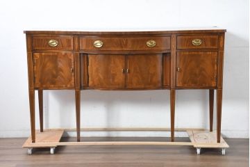 中古　高級品　マホガニー材　ヒッコリーチェア(HICKORY CHAIR)　優雅な象嵌が印象的なサイドボード(コンソールテーブル、サイドキャビネット、収納棚、戸棚、飾り棚)(定価約94万円)(R-083592)