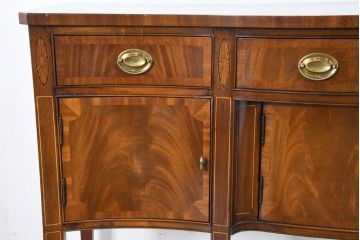 中古　高級品　マホガニー材　ヒッコリーチェア(HICKORY CHAIR)　優雅な象嵌が印象的なサイドボード(コンソールテーブル、サイドキャビネット、収納棚、戸棚、飾り棚)(定価約94万円)(R-083592)