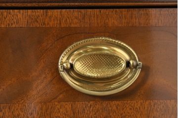 中古　高級品　マホガニー材　ヒッコリーチェア(HICKORY CHAIR)　優雅な象嵌が印象的なサイドボード(コンソールテーブル、サイドキャビネット、収納棚、戸棚、飾り棚)(定価約94万円)(R-083592)