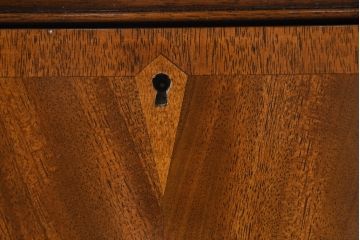 中古　高級品　マホガニー材　ヒッコリーチェア(HICKORY CHAIR)　優雅な象嵌が印象的なサイドボード(コンソールテーブル、サイドキャビネット、収納棚、戸棚、飾り棚)(定価約94万円)(R-083592)