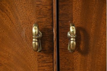 中古　高級品　マホガニー材　ヒッコリーチェア(HICKORY CHAIR)　優雅な象嵌が印象的なサイドボード(コンソールテーブル、サイドキャビネット、収納棚、戸棚、飾り棚)(定価約94万円)(R-083592)