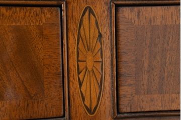 中古　高級品　マホガニー材　ヒッコリーチェア(HICKORY CHAIR)　優雅な象嵌が印象的なサイドボード(コンソールテーブル、サイドキャビネット、収納棚、戸棚、飾り棚)(定価約94万円)(R-083592)