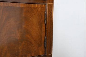 中古　高級品　マホガニー材　ヒッコリーチェア(HICKORY CHAIR)　優雅な象嵌が印象的なサイドボード(コンソールテーブル、サイドキャビネット、収納棚、戸棚、飾り棚)(定価約94万円)(R-083592)