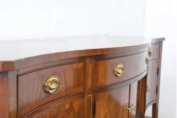 中古　高級品　マホガニー材　ヒッコリーチェア(HICKORY CHAIR)　優雅な象嵌が印象的なサイドボード(コンソールテーブル、サイドキャビネット、収納棚、戸棚、飾り棚)(定価約94万円)(R-083592)