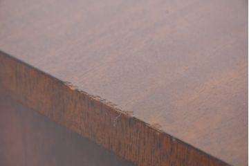 中古　高級品　マホガニー材　ヒッコリーチェア(HICKORY CHAIR)　優雅な象嵌が印象的なサイドボード(コンソールテーブル、サイドキャビネット、収納棚、戸棚、飾り棚)(定価約94万円)(R-083592)