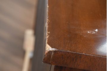 中古　高級品　マホガニー材　ヒッコリーチェア(HICKORY CHAIR)　優雅な象嵌が印象的なサイドボード(コンソールテーブル、サイドキャビネット、収納棚、戸棚、飾り棚)(定価約94万円)(R-083592)