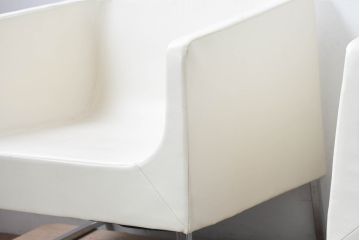 中古　展示品　美品　相合家具製作所(SOGOKAGU)　フェイクレザー　洗練されたモダンデザインが魅力の1Pソファ4脚セット(一人掛けソファ、1人掛けソファ、アームチェア、椅子、イス、バラ売り可能)(定価約44万円)(R-083594)