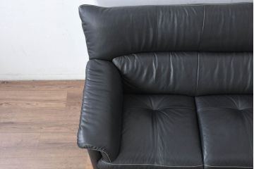中古　美品　展示品　カリモク家具(karimoku)　Chitano(チターノ)　Z181モデル　本革　スタイリッシュなデザインがかっこいい3人掛けソファ(三人掛け、3Pソファ、トリプルソファ、アームソファ)(定価約36万円)(R-083595)