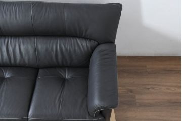 中古　美品　展示品　カリモク家具(karimoku)　Chitano(チターノ)　Z181モデル　本革　スタイリッシュなデザインがかっこいい3人掛けソファ(三人掛け、3Pソファ、トリプルソファ、アームソファ)(定価約36万円)(R-083595)