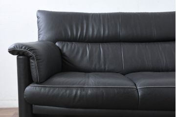 中古　美品　展示品　カリモク家具(karimoku)　Chitano(チターノ)　Z181モデル　本革　スタイリッシュなデザインがかっこいい3人掛けソファ(三人掛け、3Pソファ、トリプルソファ、アームソファ)(定価約36万円)(R-083595)