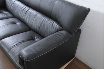 中古　美品　展示品　カリモク家具(karimoku)　Chitano(チターノ)　Z181モデル　本革　スタイリッシュなデザインがかっこいい3人掛けソファ(三人掛け、3Pソファ、トリプルソファ、アームソファ)(定価約36万円)(R-083595)