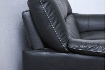 中古　美品　展示品　カリモク家具(karimoku)　Chitano(チターノ)　Z181モデル　本革　スタイリッシュなデザインがかっこいい3人掛けソファ(三人掛け、3Pソファ、トリプルソファ、アームソファ)(定価約36万円)(R-083595)