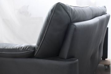 中古　美品　展示品　カリモク家具(karimoku)　Chitano(チターノ)　Z181モデル　本革　スタイリッシュなデザインがかっこいい3人掛けソファ(三人掛け、3Pソファ、トリプルソファ、アームソファ)(定価約36万円)(R-083595)