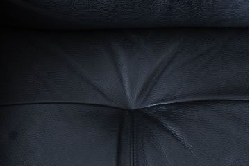 中古　美品　展示品　カリモク家具(karimoku)　Chitano(チターノ)　Z181モデル　本革　スタイリッシュなデザインがかっこいい3人掛けソファ(三人掛け、3Pソファ、トリプルソファ、アームソファ)(定価約36万円)(R-083595)