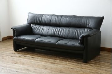 中古　美品　展示品　カリモク家具(karimoku)　Chitano(チターノ)　Z181モデル　本革　スタイリッシュなデザインがかっこいい3人掛けソファ(三人掛け、3Pソファ、トリプルソファ、アームソファ)(定価約36万円)(R-083595)