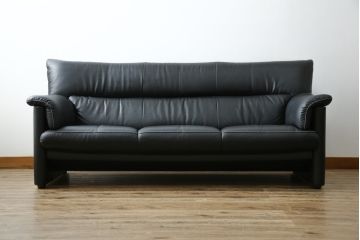中古　美品　展示品　カリモク家具(karimoku)　Chitano(チターノ)　Z181モデル　本革　スタイリッシュなデザインがかっこいい3人掛けソファ(三人掛け、3Pソファ、トリプルソファ、アームソファ)(定価約36万円)(R-083595)