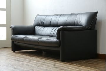 中古　美品　展示品　カリモク家具(karimoku)　Chitano(チターノ)　Z181モデル　本革　スタイリッシュなデザインがかっこいい3人掛けソファ(三人掛け、3Pソファ、トリプルソファ、アームソファ)(定価約36万円)(R-083595)