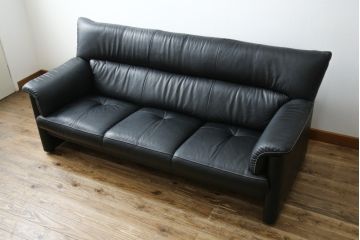中古　美品　展示品　カリモク家具(karimoku)　Chitano(チターノ)　Z181モデル　本革　スタイリッシュなデザインがかっこいい3人掛けソファ(三人掛け、3Pソファ、トリプルソファ、アームソファ)(定価約36万円)(R-083595)