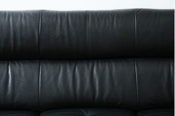 中古　美品　展示品　カリモク家具(karimoku)　Chitano(チターノ)　Z181モデル　本革　スタイリッシュなデザインがかっこいい3人掛けソファ(三人掛け、3Pソファ、トリプルソファ、アームソファ)(定価約36万円)(R-083595)