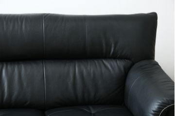 中古　美品　展示品　カリモク家具(karimoku)　Chitano(チターノ)　Z181モデル　本革　スタイリッシュなデザインがかっこいい3人掛けソファ(三人掛け、3Pソファ、トリプルソファ、アームソファ)(定価約36万円)(R-083595)