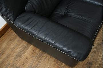 中古　美品　展示品　カリモク家具(karimoku)　Chitano(チターノ)　Z181モデル　本革　スタイリッシュなデザインがかっこいい3人掛けソファ(三人掛け、3Pソファ、トリプルソファ、アームソファ)(定価約36万円)(R-083595)