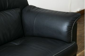 中古　美品　展示品　カリモク家具(karimoku)　Chitano(チターノ)　Z181モデル　本革　スタイリッシュなデザインがかっこいい3人掛けソファ(三人掛け、3Pソファ、トリプルソファ、アームソファ)(定価約36万円)(R-083595)
