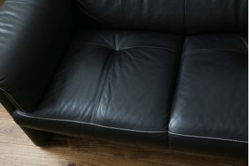 中古　美品　展示品　カリモク家具(karimoku)　Chitano(チターノ)　Z181モデル　本革　スタイリッシュなデザインがかっこいい3人掛けソファ(三人掛け、3Pソファ、トリプルソファ、アームソファ)(定価約36万円)(R-083595)