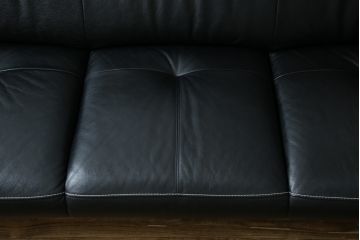 中古　美品　展示品　カリモク家具(karimoku)　Chitano(チターノ)　Z181モデル　本革　スタイリッシュなデザインがかっこいい3人掛けソファ(三人掛け、3Pソファ、トリプルソファ、アームソファ)(定価約36万円)(R-083595)