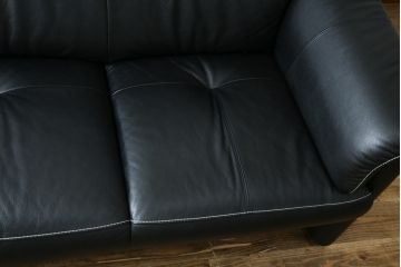 中古　美品　展示品　カリモク家具(karimoku)　Chitano(チターノ)　Z181モデル　本革　スタイリッシュなデザインがかっこいい3人掛けソファ(三人掛け、3Pソファ、トリプルソファ、アームソファ)(定価約36万円)(R-083595)
