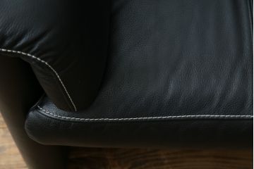 中古　美品　展示品　カリモク家具(karimoku)　Chitano(チターノ)　Z181モデル　本革　スタイリッシュなデザインがかっこいい3人掛けソファ(三人掛け、3Pソファ、トリプルソファ、アームソファ)(定価約36万円)(R-083595)