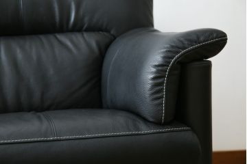 中古　美品　展示品　カリモク家具(karimoku)　Chitano(チターノ)　Z181モデル　本革　スタイリッシュなデザインがかっこいい3人掛けソファ(三人掛け、3Pソファ、トリプルソファ、アームソファ)(定価約36万円)(R-083595)