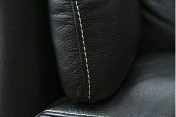中古　美品　展示品　カリモク家具(karimoku)　Chitano(チターノ)　Z181モデル　本革　スタイリッシュなデザインがかっこいい3人掛けソファ(三人掛け、3Pソファ、トリプルソファ、アームソファ)(定価約36万円)(R-083595)