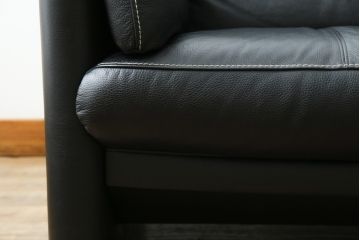 中古　美品　展示品　カリモク家具(karimoku)　Chitano(チターノ)　Z181モデル　本革　スタイリッシュなデザインがかっこいい3人掛けソファ(三人掛け、3Pソファ、トリプルソファ、アームソファ)(定価約36万円)(R-083595)