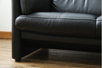中古　美品　展示品　カリモク家具(karimoku)　Chitano(チターノ)　Z181モデル　本革　スタイリッシュなデザインがかっこいい3人掛けソファ(三人掛け、3Pソファ、トリプルソファ、アームソファ)(定価約36万円)(R-083595)