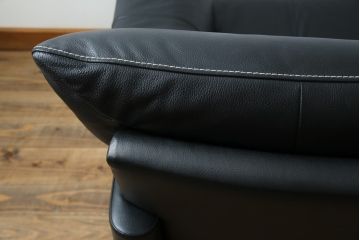 中古　美品　展示品　カリモク家具(karimoku)　Chitano(チターノ)　Z181モデル　本革　スタイリッシュなデザインがかっこいい3人掛けソファ(三人掛け、3Pソファ、トリプルソファ、アームソファ)(定価約36万円)(R-083595)