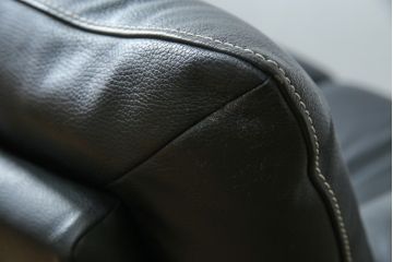 中古　美品　展示品　カリモク家具(karimoku)　Chitano(チターノ)　Z181モデル　本革　スタイリッシュなデザインがかっこいい3人掛けソファ(三人掛け、3Pソファ、トリプルソファ、アームソファ)(定価約36万円)(R-083595)
