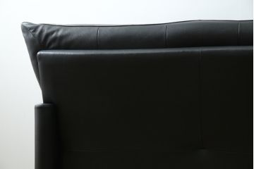 中古　美品　展示品　カリモク家具(karimoku)　Chitano(チターノ)　Z181モデル　本革　スタイリッシュなデザインがかっこいい3人掛けソファ(三人掛け、3Pソファ、トリプルソファ、アームソファ)(定価約36万円)(R-083595)