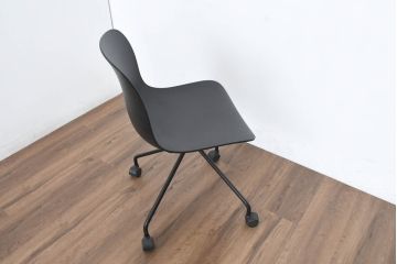 中古　美品　イタリア　マジス(MAGIS)　トロイ 4スター・キャスター(TROY, 4 STAR WHEELS)　マルセル・ワンダース(MARCEL WANDERS)デザイン　 機能性と美しさを兼ね備えたデザインが空間にモダンで軽快な印象を与えるキャスターチェア6脚セット(オフィスチェア、ミーティングチェア、椅子、イス、ダイニングチェア、バラ売り可能)(定価約45万円)(R-083602)
