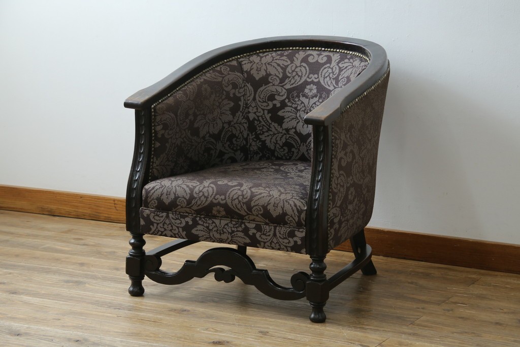 イギリスアンティーク　美品　オーク材　上品なダマスク柄のラウンジチェア　(R-083603)
