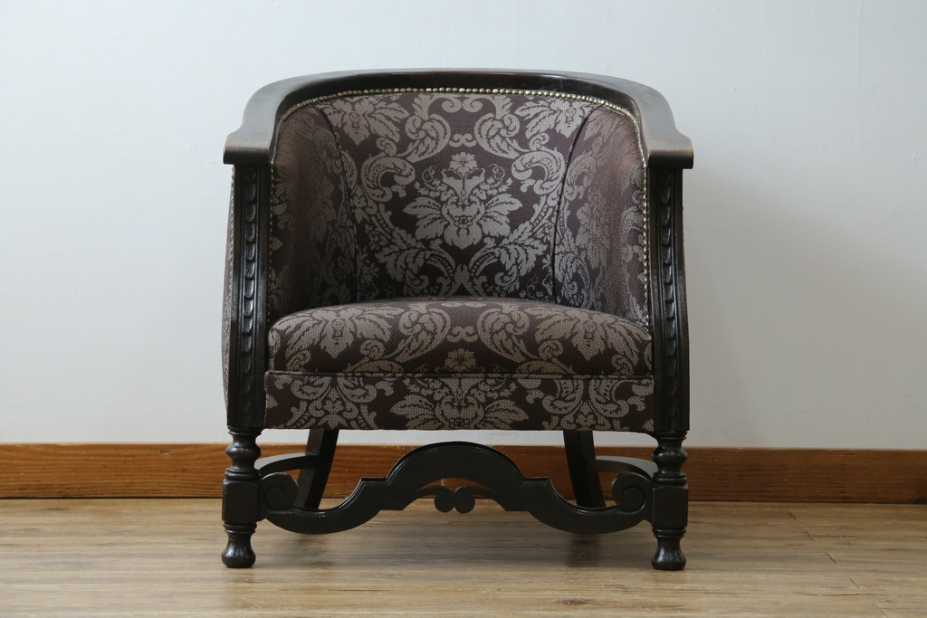 イギリスアンティーク　美品　オーク材　上品なダマスク柄のラウンジチェア　(R-083603)