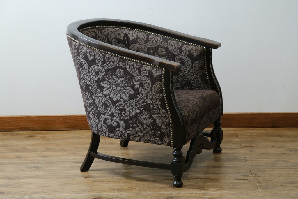 イギリスアンティーク　美品　オーク材　上品なダマスク柄のラウンジチェア　(R-083603)