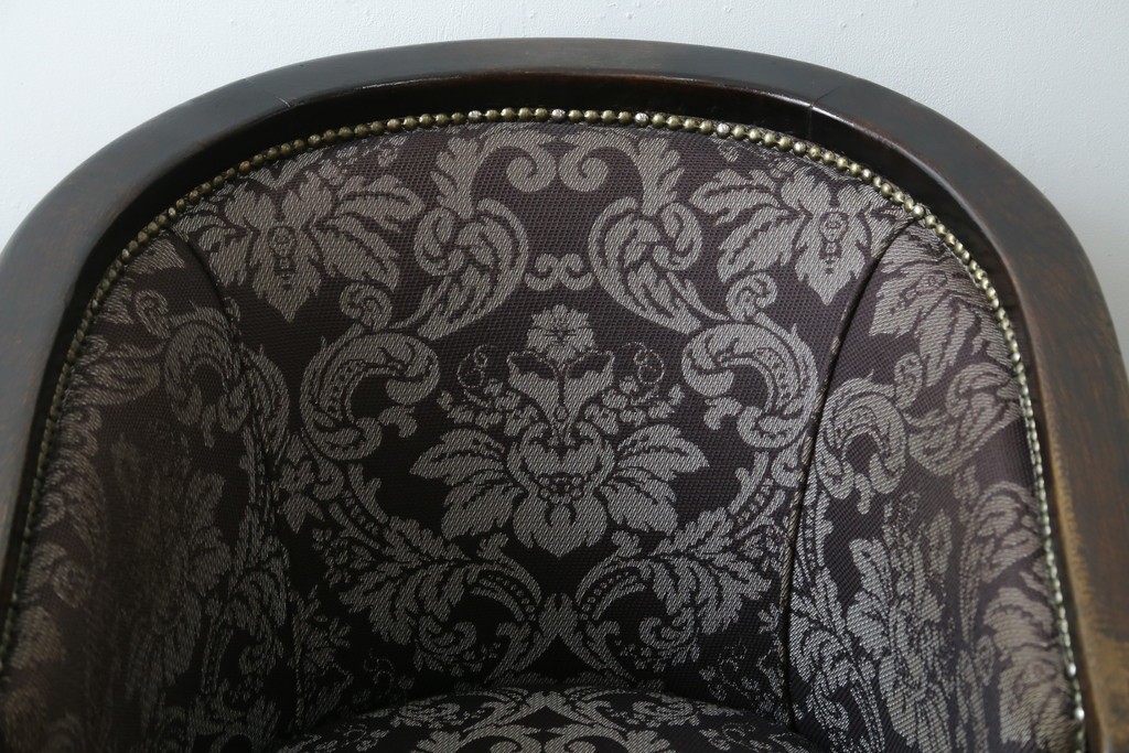 イギリスアンティーク　美品　オーク材　上品なダマスク柄のラウンジチェア　(R-083603)