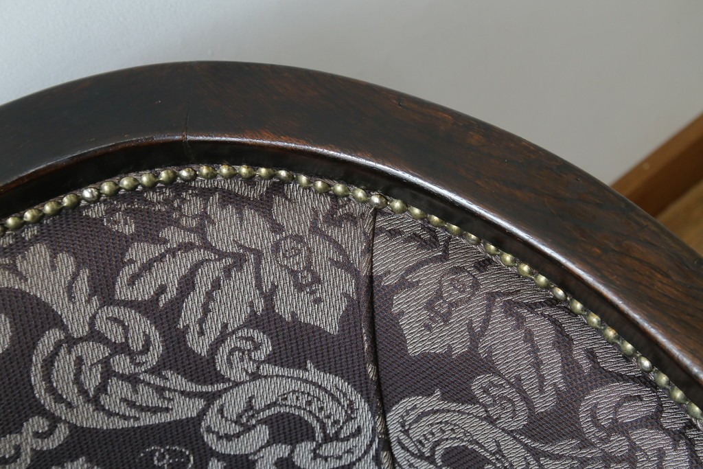 イギリスアンティーク　美品　オーク材　上品なダマスク柄のラウンジチェア　(R-083603)