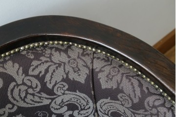 イギリスアンティーク　美品　オーク材　上品なダマスク柄のラウンジチェア　(R-083603)