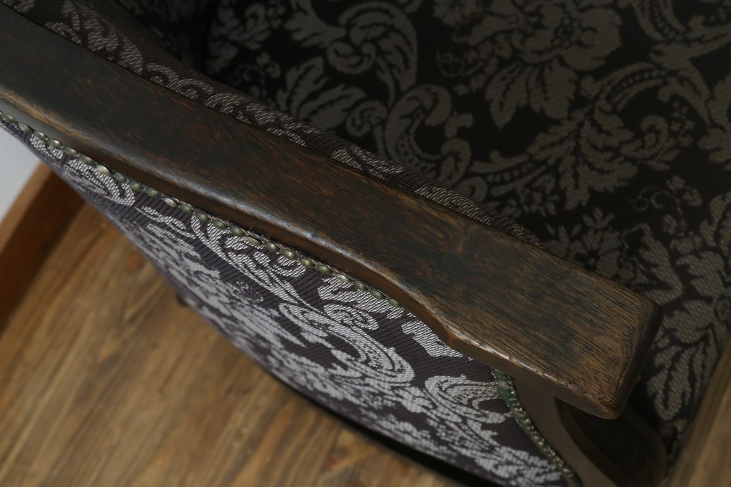 イギリスアンティーク　美品　オーク材　上品なダマスク柄のラウンジチェア　(R-083603)