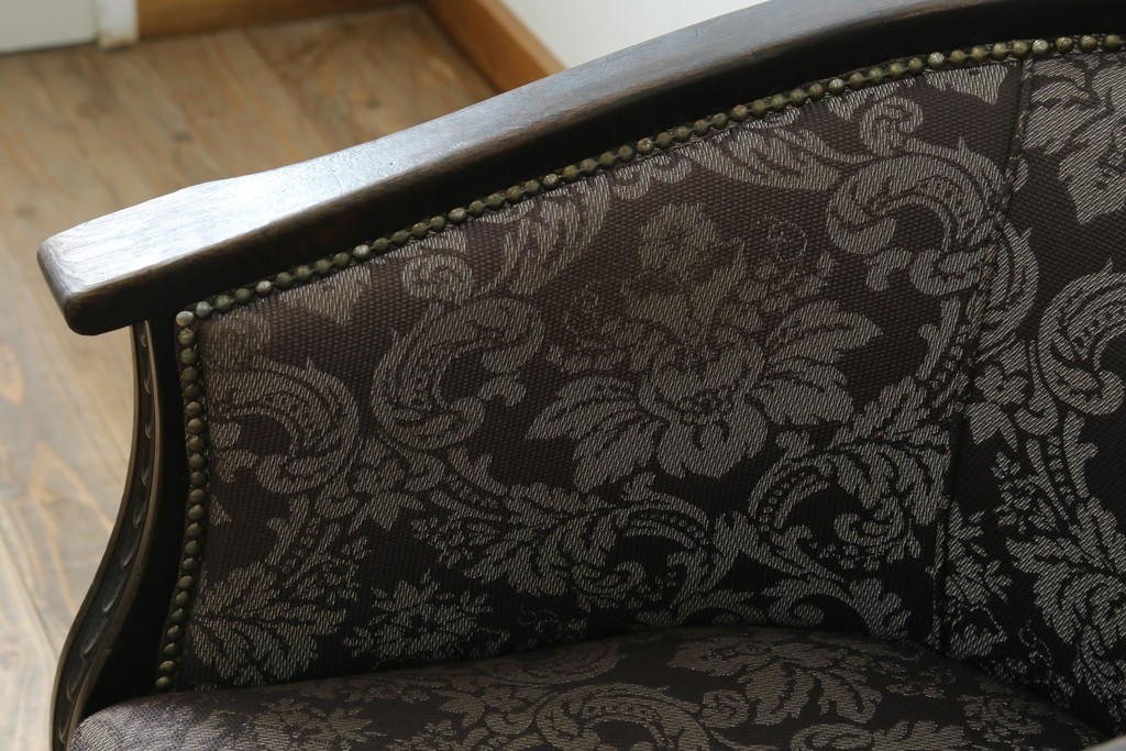 イギリスアンティーク　美品　オーク材　上品なダマスク柄のラウンジチェア　(R-083603)