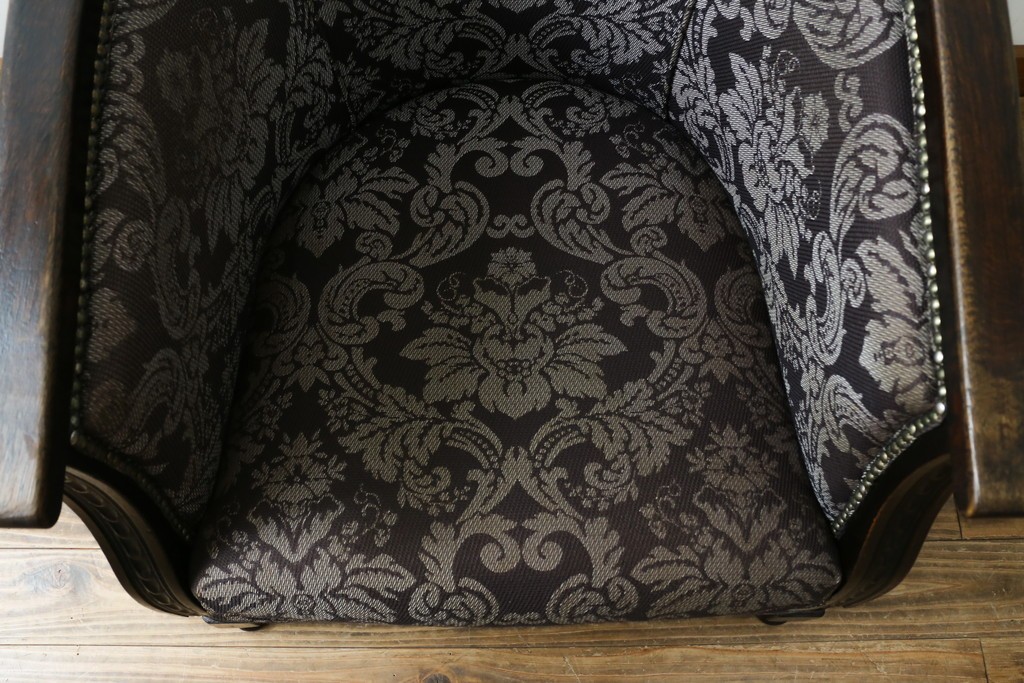 イギリスアンティーク　美品　オーク材　上品なダマスク柄のラウンジチェア　(R-083603)