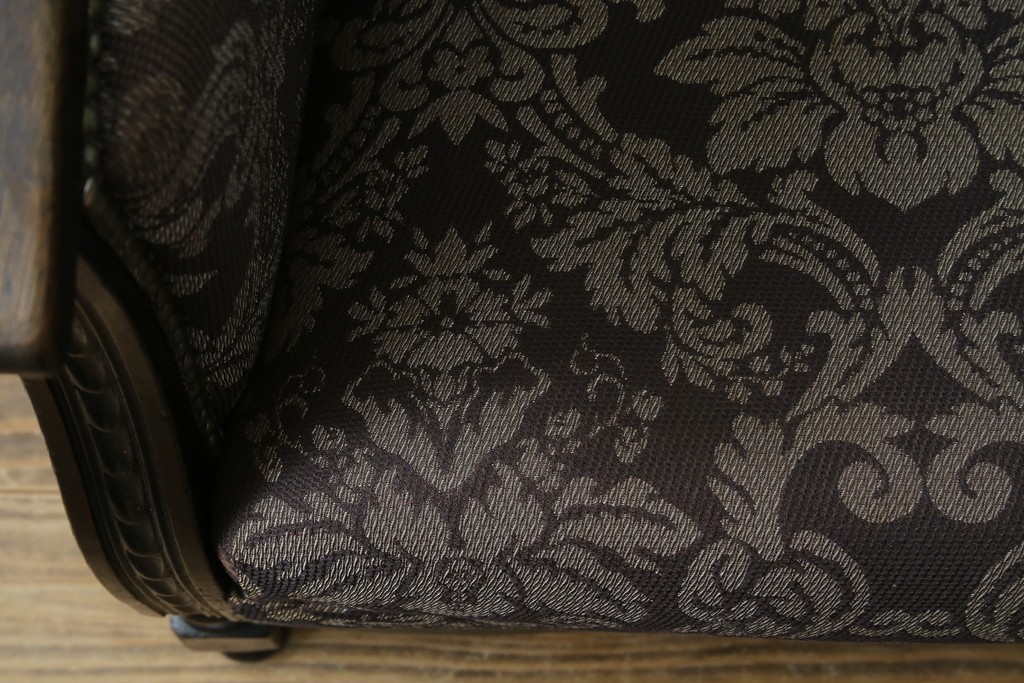 イギリスアンティーク　美品　オーク材　上品なダマスク柄のラウンジチェア　(R-083603)